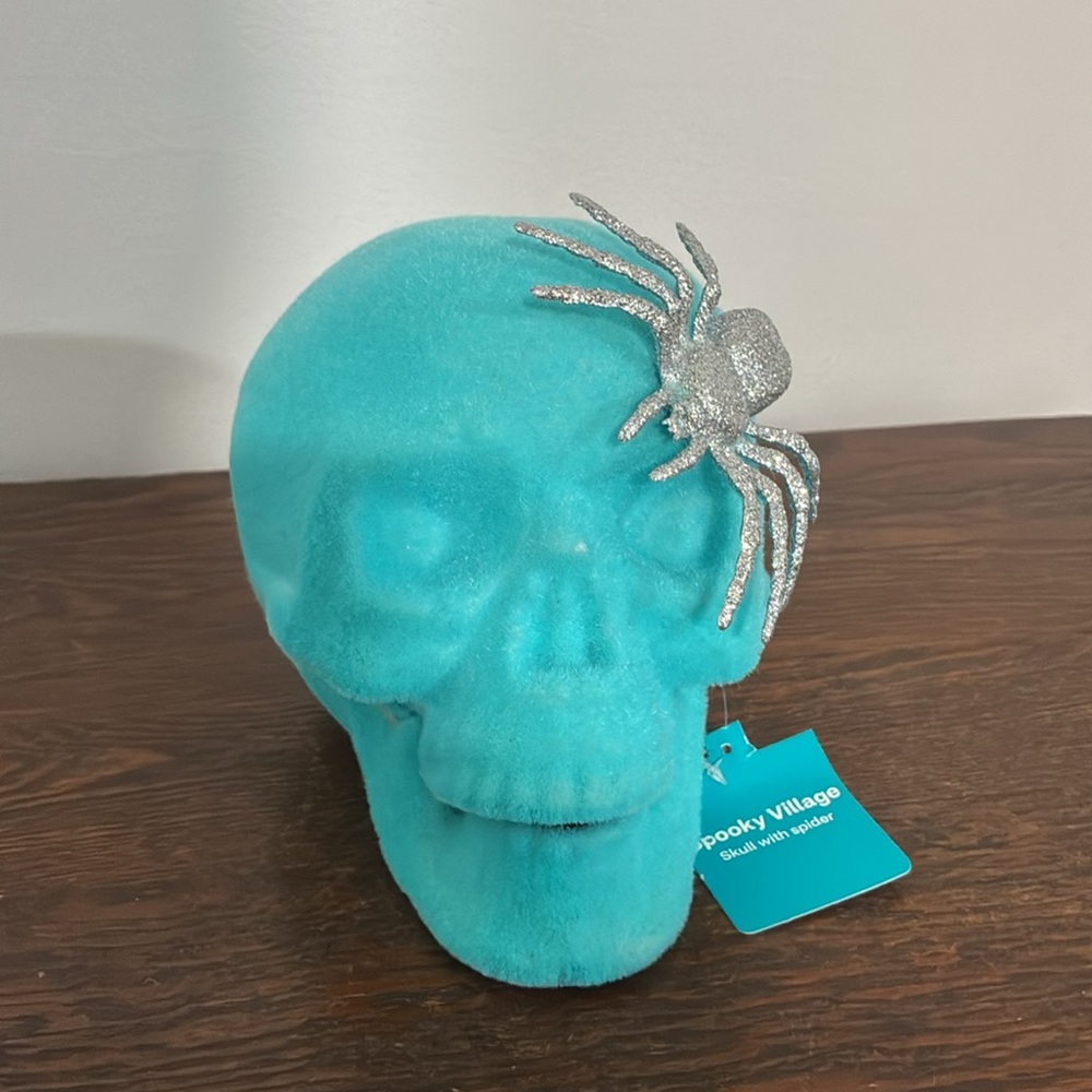NWT- Gorgeous- Fuzzy Teal Skull Decoration with Silver Glitter Spider🕷️